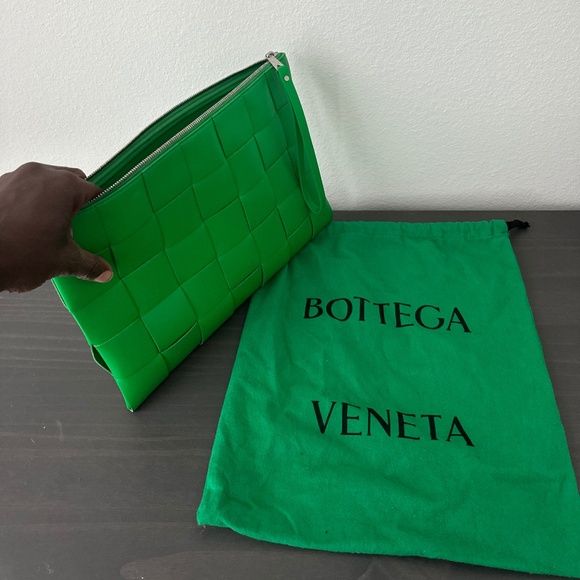 Bottega Veneta Pouch Bag - Picture 2 of 11